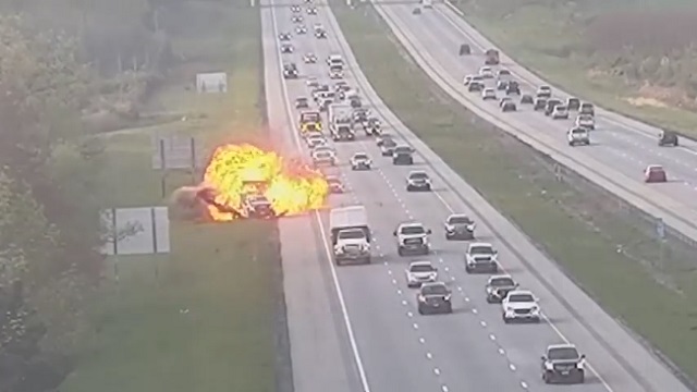 [動画1:47] 高速道路で大爆発！ゴミ拾い中にダンプトラックが突っ込む