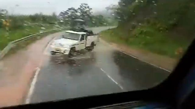 [動画0:35] 濡れた路面でスリップ、対向車が突っ込んでくる