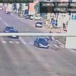 [動画0:06] 免許を取り消された男、対向車線から信号無視して自転車を撥ねる