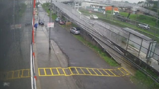 [動画1:08] 歩道橋にクレーンが衝突、後続車が下敷きに・・・？