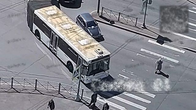 [動画0:51] 高齢女性が転倒、通り過ぎるバスの下に倒れてしまう