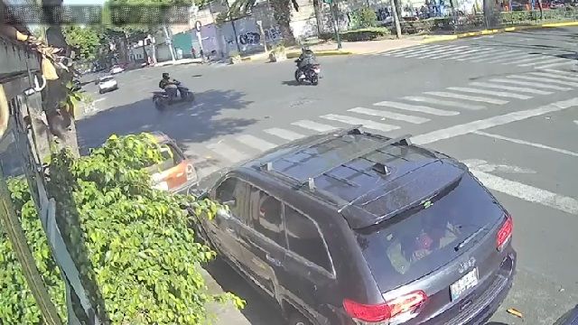 [動画1:28] 信号無視のライダーさん、女性の運転するバイクを横から吹っ飛ばす