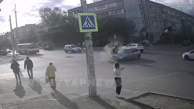 [動画0:42] 左折車に衝突、バイクの二人がクルクル飛んでいく