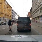 [動画0:45] マイペースなサイクリストさん、警察の目の前でやらかす