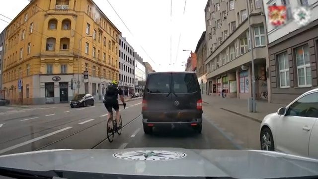 [動画0:45] マイペースなサイクリストさん、警察の目の前でやらかす