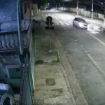 [動画0:29] 一時停止違反の車に吹っ飛ばされるライダー、歩道にグシャッ！