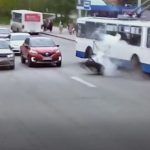 [動画0:22] トロリーバス、タイヤ爆発