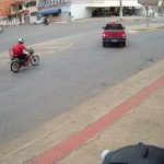 [動画0:25] バイク便さん、左折車に追突して道路に投げ出される