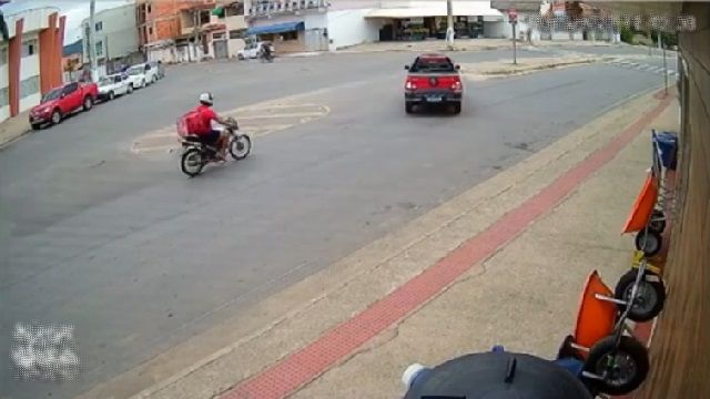 [動画0:25] バイク便さん、左折車に追突して道路に投げ出される