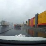 [動画0:31] トラックが雨でスリップ、分岐に衝突