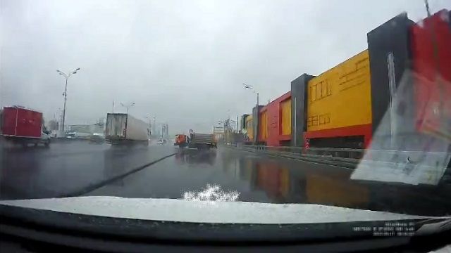 [動画0:31] トラックが雨でスリップ、分岐に衝突
