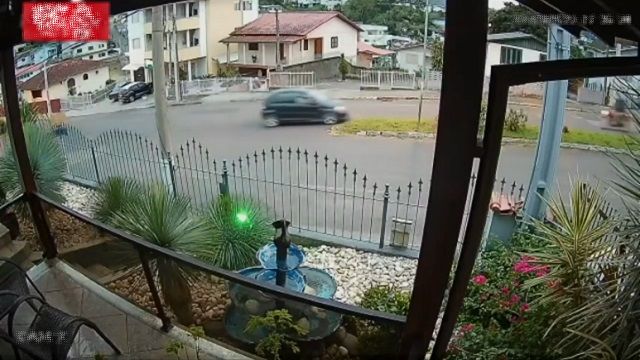 [動画0:47] バイクに乗る夫婦が吹っ飛ばされる、犯人は逃走