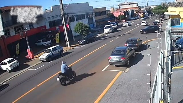 [動画1:32] コロコロ転がるヘルメット、脇道から出てきた車にバイクが衝突
