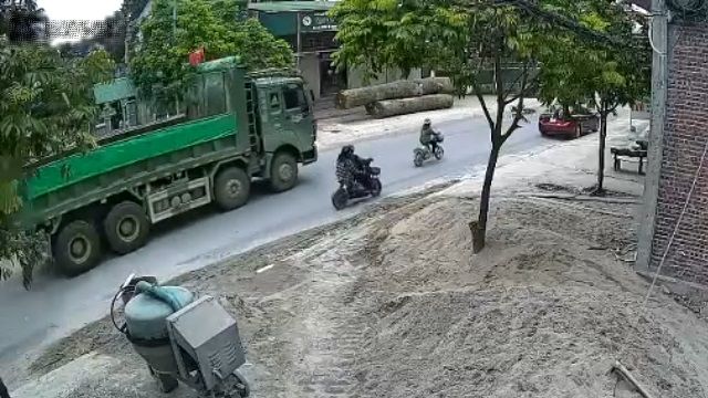 [動画1:00] ドア開き事故でバイクが転倒、ダンプトラックに轢かれる