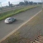 [動画0:05] 猛スピードの車、路駐トラックにノーブレーキで突っ込む