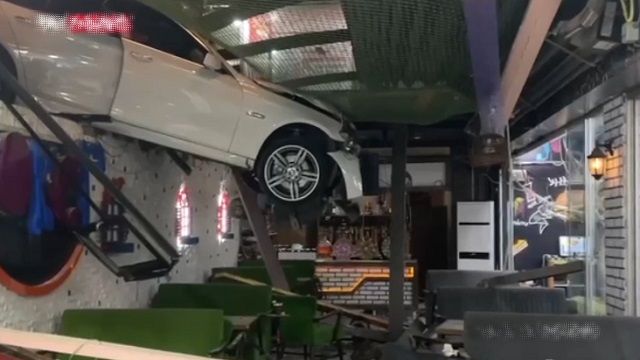 [動画0:37] カフェが崩壊、ＢＭＷが天井から突っ込んでくる