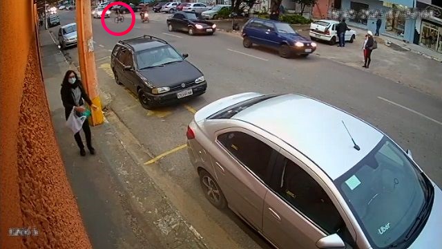 [動画1:00] 通りを横切る自転車、バイクに衝突して倒す