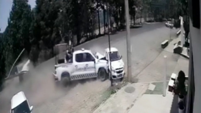 [動画1:07] 国家警備隊、パトロール中に事故