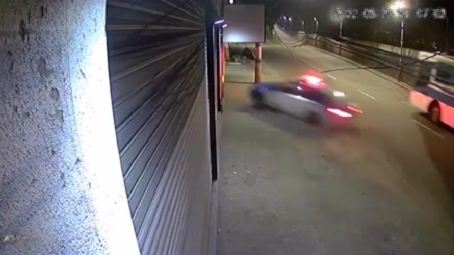 [動画2:38] 警察車両、サイクリストを避けて激しくクラッシュ