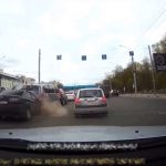 [動画1:39] 無免許運転の少年、猛スピードで突っ込む