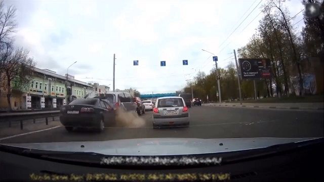 [動画1:39] 無免許運転の少年、猛スピードで突っ込む
