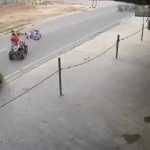 [動画0:26] 女性と少年が乗る四輪バギー、ピックアップトラックに突っ込んでいく