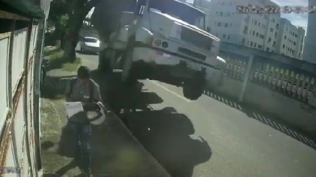 [動画1:39] 突然浮き上がるトラック、男性に向かって突っ込む