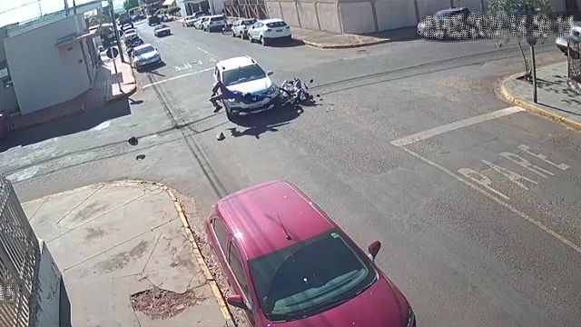 [動画0:28] 一時停止違反の女性、バイクと衝突→路駐にまで被害拡大
