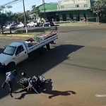 [動画0:20] トラックがバイクを撥ねる事故、二人が亡くなる