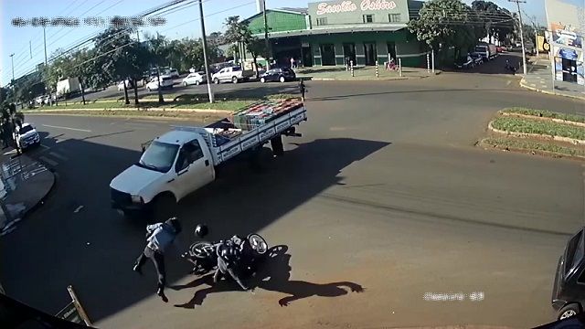 [動画0:20] トラックがバイクを撥ねる事故、二人が亡くなる