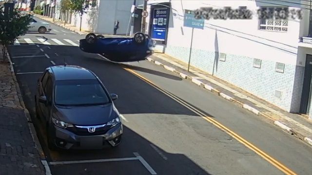 [動画0:13] 交差点で衝突された車、派手にひっくり返る