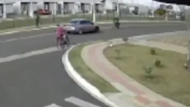 [動画0:29] 正面衝突してしまったライダーさん、クルクルまわって道路に落下