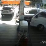 [動画0:40] 車を避けたトラック、止まることなくガソリンスタンドへ・・・