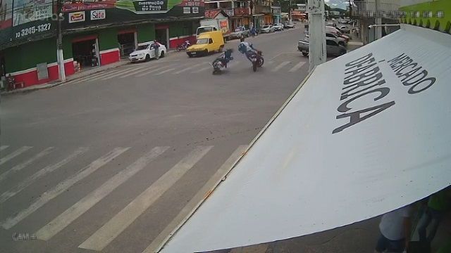 [動画0:15] 左折する女性ライダーが直進バイクと衝突、ヘルメットが飛んでいき後頭部強打