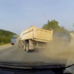 [動画0:31] ダンプトラック三台の事故が激しすぎる・・・
