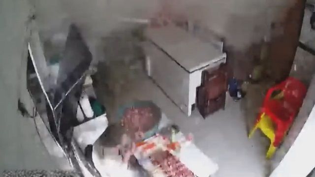 [動画0:41] 厨房で仕込み中の男性もビックリ、調理中の圧力鍋が爆発