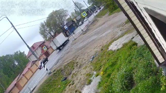 [動画0:29] 横断歩道を渡る少女、トラックに吹っ飛ばされる