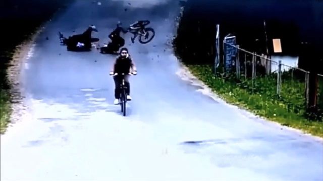 [動画0:31] 自転車の１３歳少女、バイクに衝突される瞬間映像