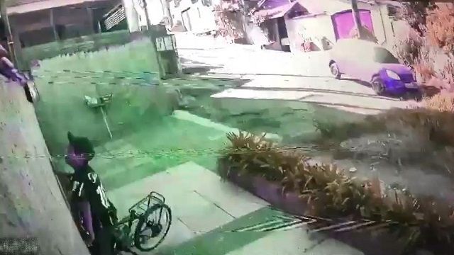 [動画0:41] 少年、原動機付自転車で壁に激突