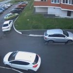 [動画0:44] 十代が暴走、駐車中の車に次々に衝突