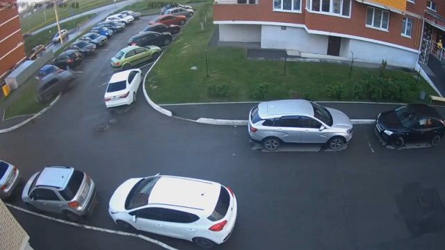 [動画0:44] 十代が暴走、駐車中の車に次々に衝突