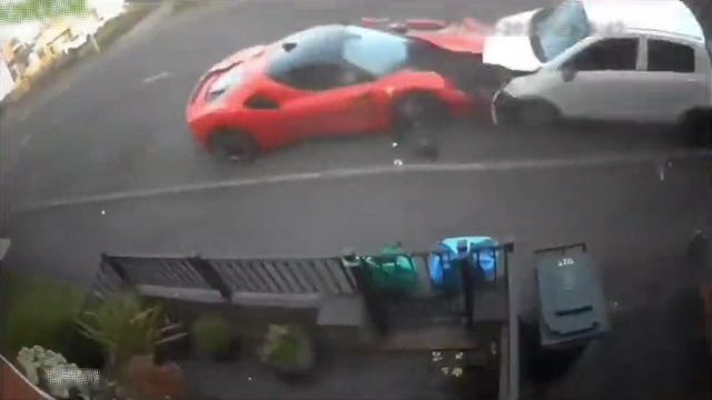 [動画0:28] フェラーリが駐車中の車に衝突・・・、見るも無残な姿に