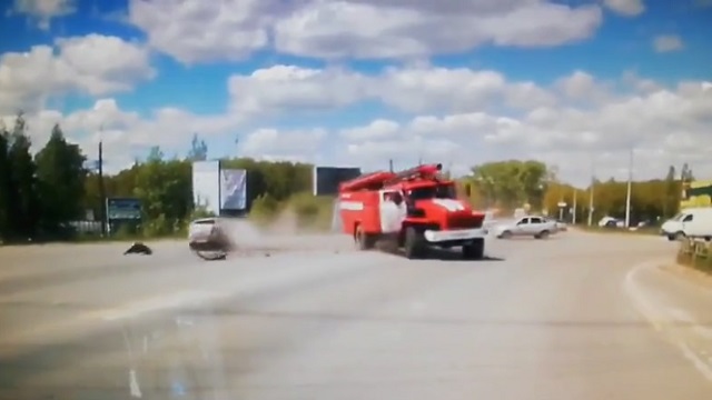 [動画0:25] 消防車に衝突した車、弾き飛ばされる