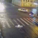 [動画0:47] 衝突した車が歩道に・・・！さすがのロシア人男性も腰を抜かしそうになる