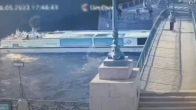 [動画0:53] 遊覧船二隻が衝突、クルージングを楽しむ乗客が床に倒れる