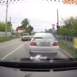 [動画0:09] 猛スピードで左折してスピン、信号待ちの車に突っ込む