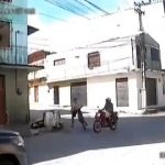 [動画0:17] 少年の自転車が故障、危険が迫るも強運を発揮する