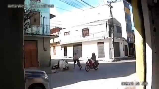 [動画0:17] 少年の自転車が故障、危険が迫るも強運を発揮する