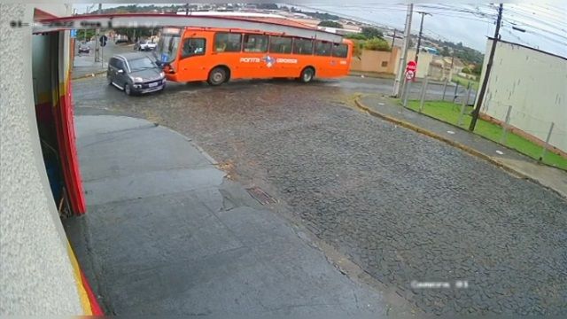 [動画0:26] 一時停止せずに交差点に進入、バスに衝突される