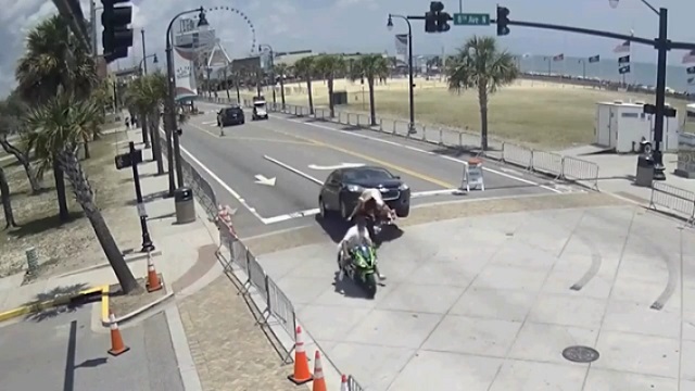 [動画1:04] 後ろからバイクに乗り上げる車、ライダーが下敷きに・・・